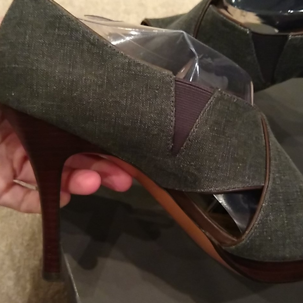 Tahari denim and leather heels, peep toe, blue, black, brown - Picture 11 of 11